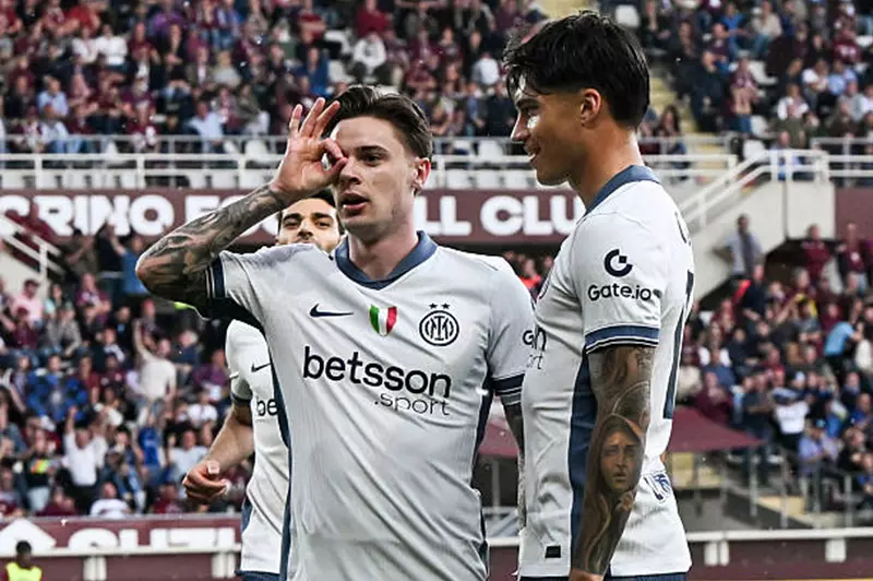 احتفال نيكولا زاليفسكي لاعب إنتر